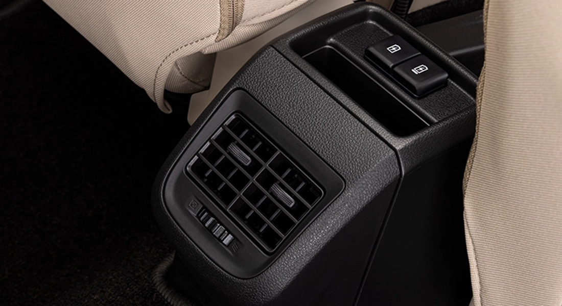 Consola central con alamacenamiento y ventilas de AC traseras